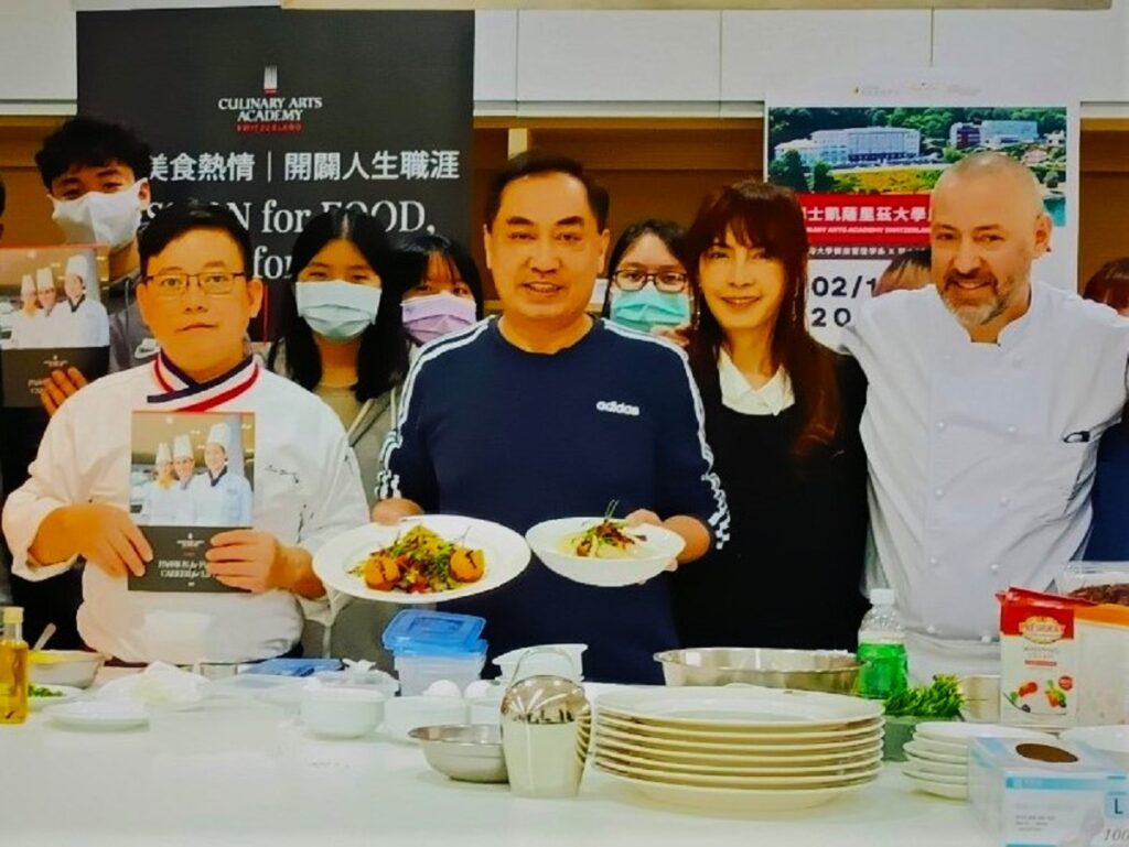 東海大學餐旅管理學系舉辦廚藝展演暨交流會,系主任林万登(左二)與瑞士廚藝管理大學的Alain_Müller副院長(右一)。(圖/東海大學提供)