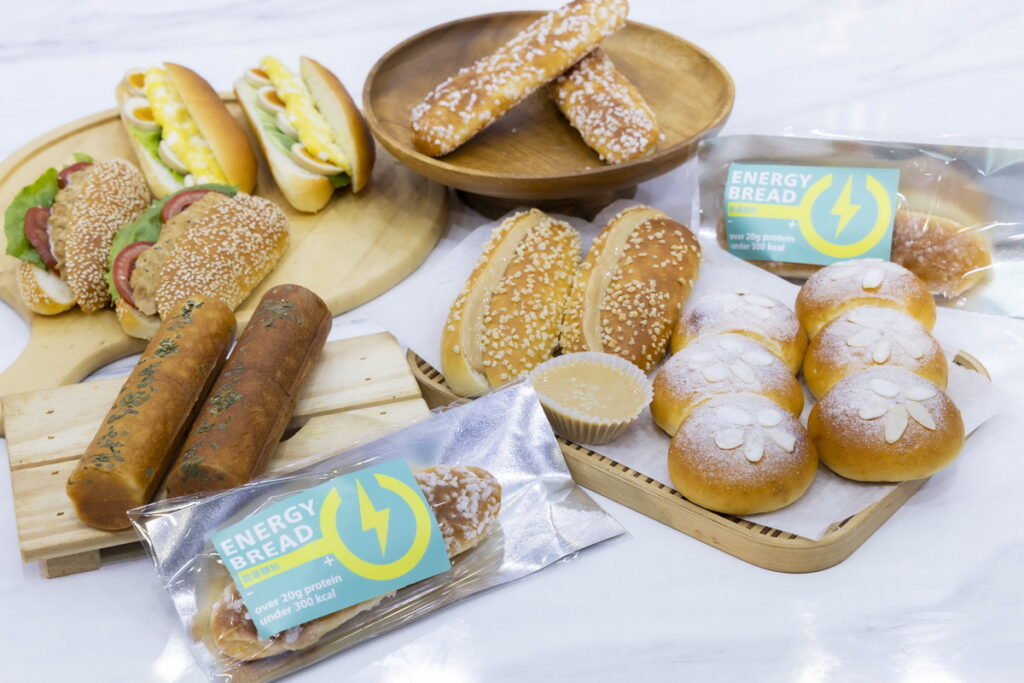 每份20g蛋白質含量的「ENERGY BREAD能量麵包」共有原味堡體加上三鹹三甜餡料口味,包括有、牛奶乳酪、雞蛋沙拉、哇沙米鮪魚、卡士達、白醬燻雞及花生麵包