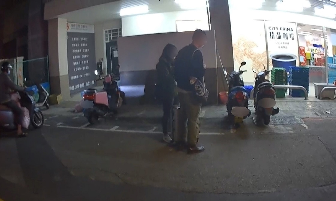 ▲ 情侶兩人見到「被消失」的愛車,尷尬笑了出來 (圖/台中市警察局 提供)