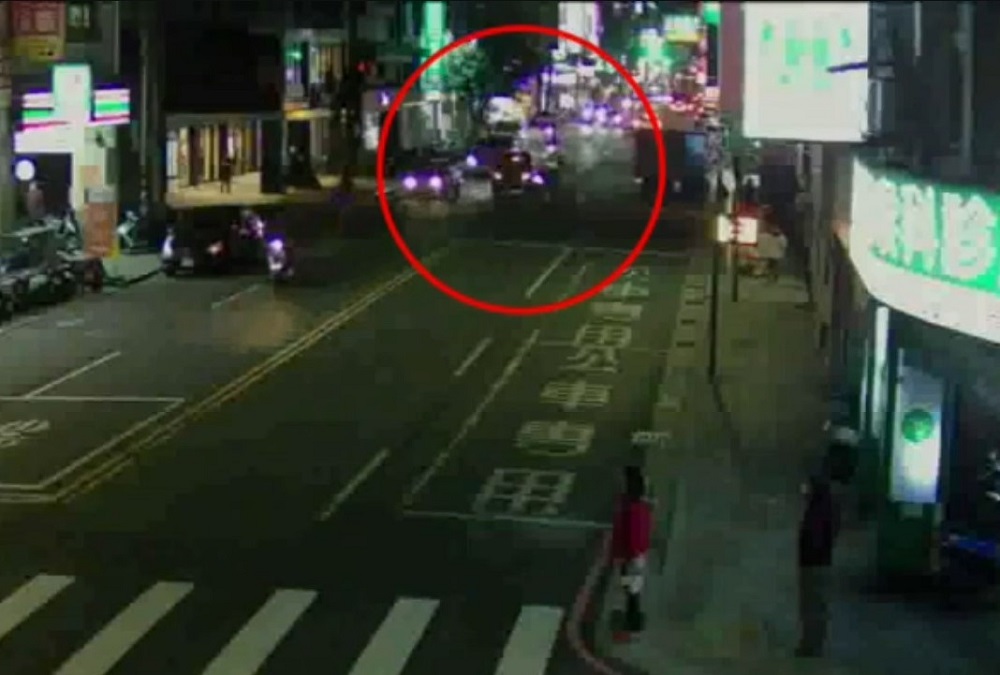 機車棒球隊現蹤街頭 21歲男疑不滿小黃迴轉攔車砸窗 92 2124356