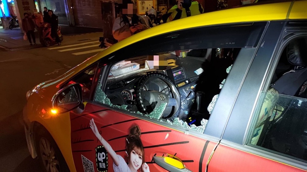 機車棒球隊現蹤街頭 21歲男疑不滿小黃迴轉攔車砸窗 93 S 30285898