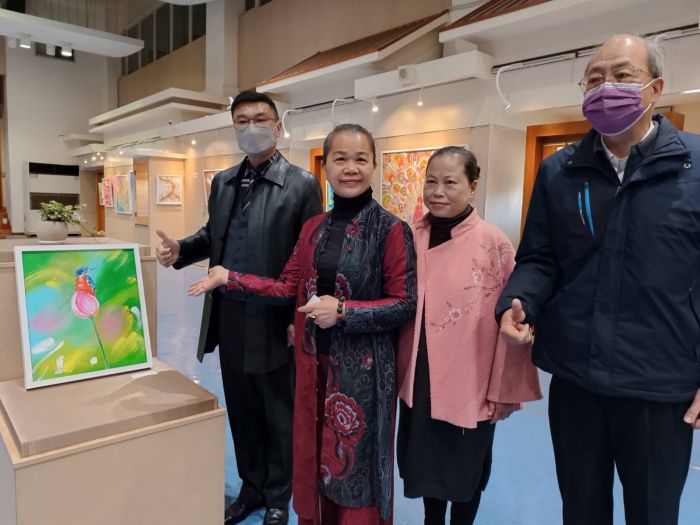 鹿港鎮圖書藝文中心以「愛」迎春 「愛的世界」畫展開幕