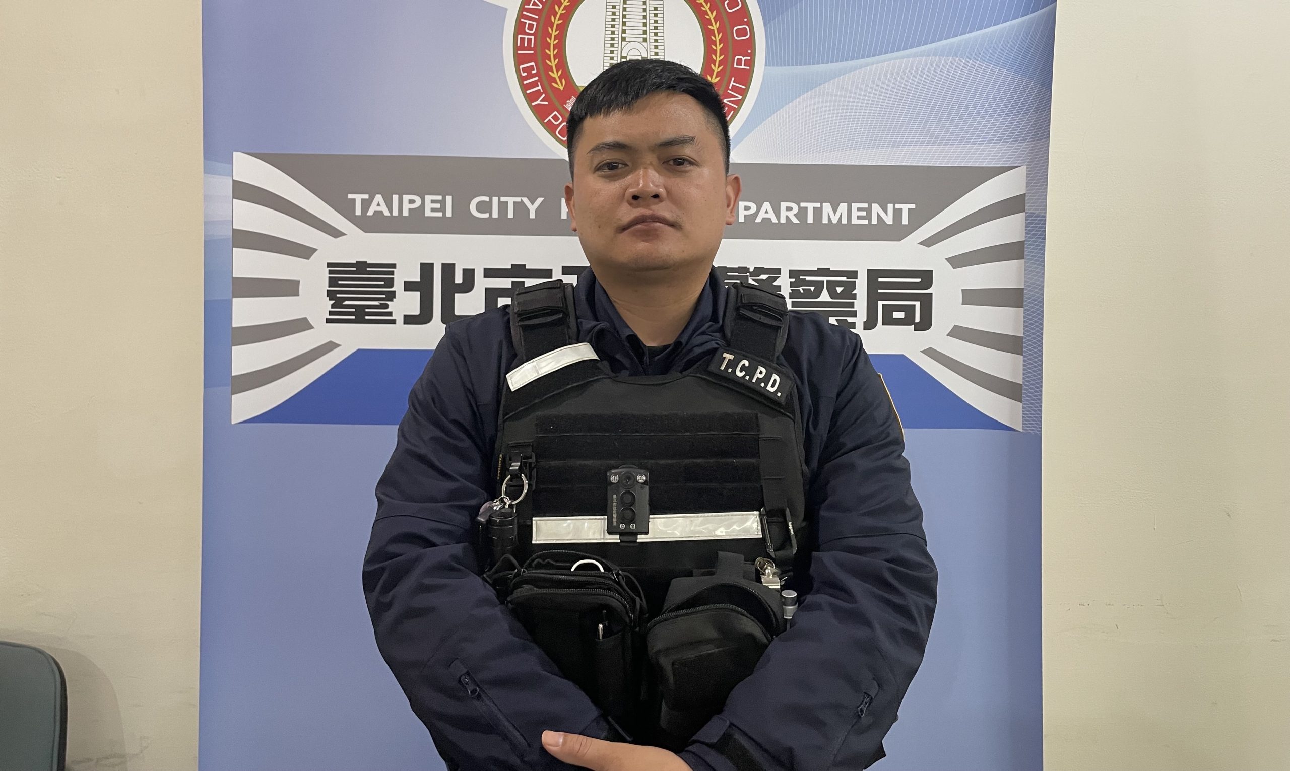 復興派出所員警劉明翰協助老人返家團圓。(記者楊國域翻攝)