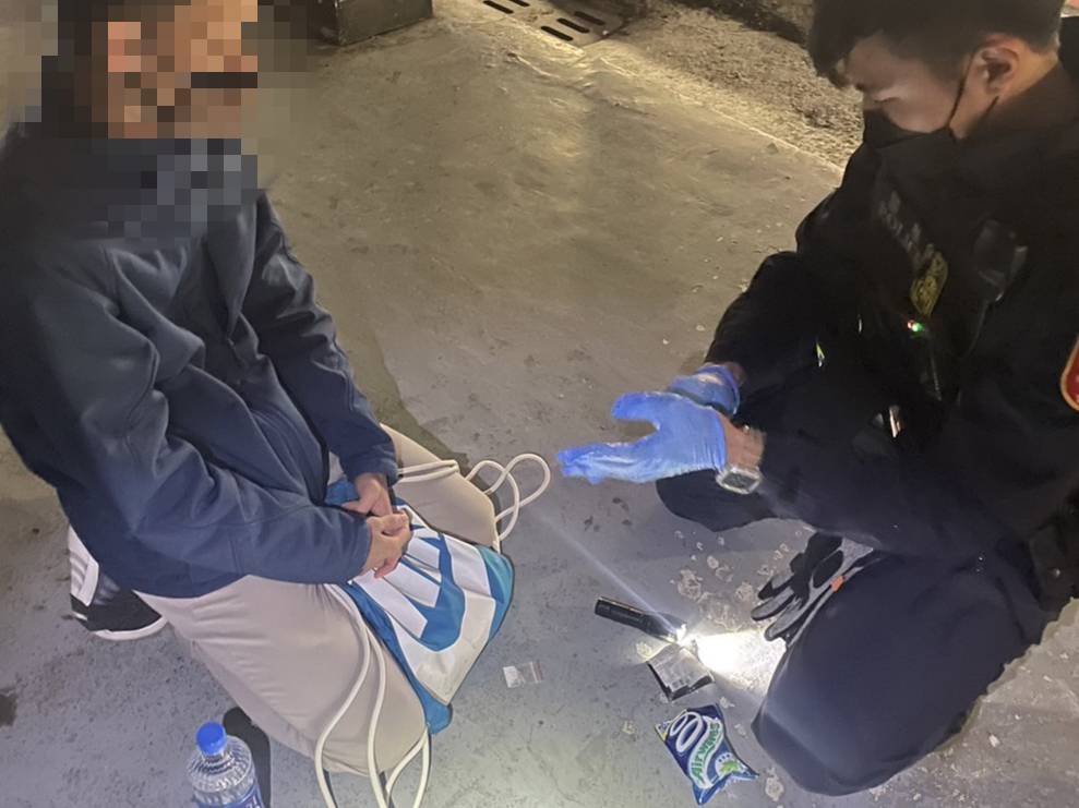 口香糖內起獲安毒癱跪求饒遭送辦