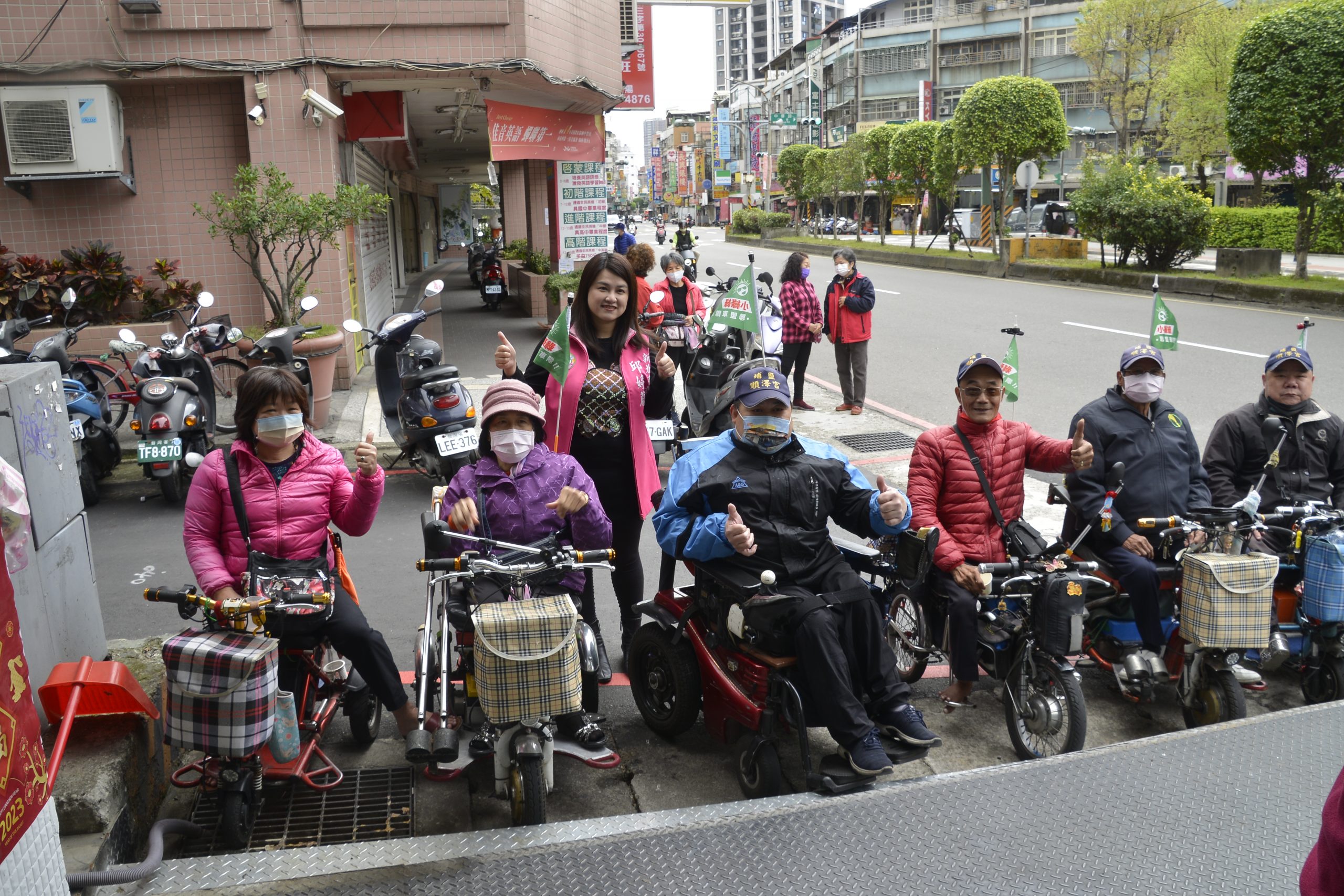 議員邱婷蔚攜手新北購好康揪團go何銘隆、兩紙老虎-許文龍捐贈弱勢雞蛋