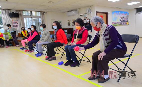 地板滾球可以延緩老化與失智  衛福部彰化老人養護中心推廣好運動