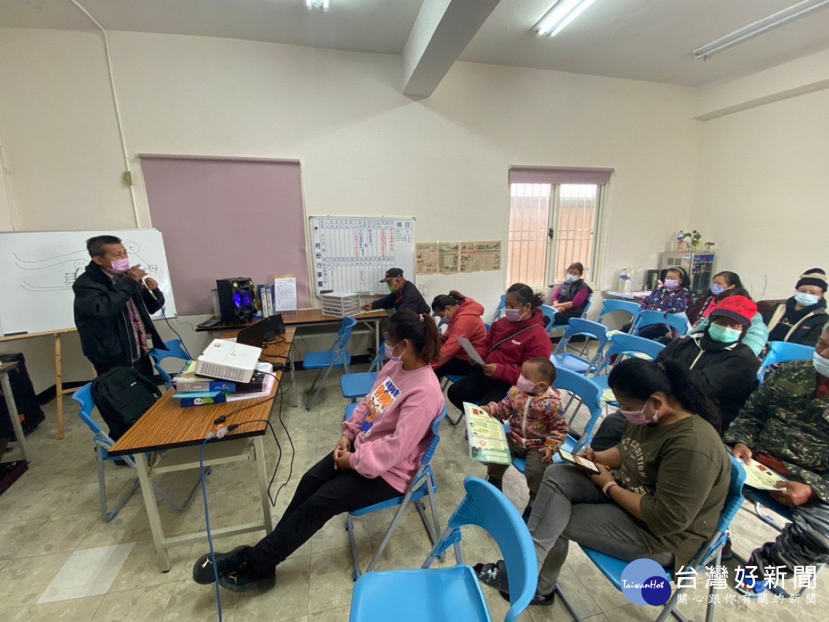 法治社區發展協會理事長對居民宣導黑熊通報 。