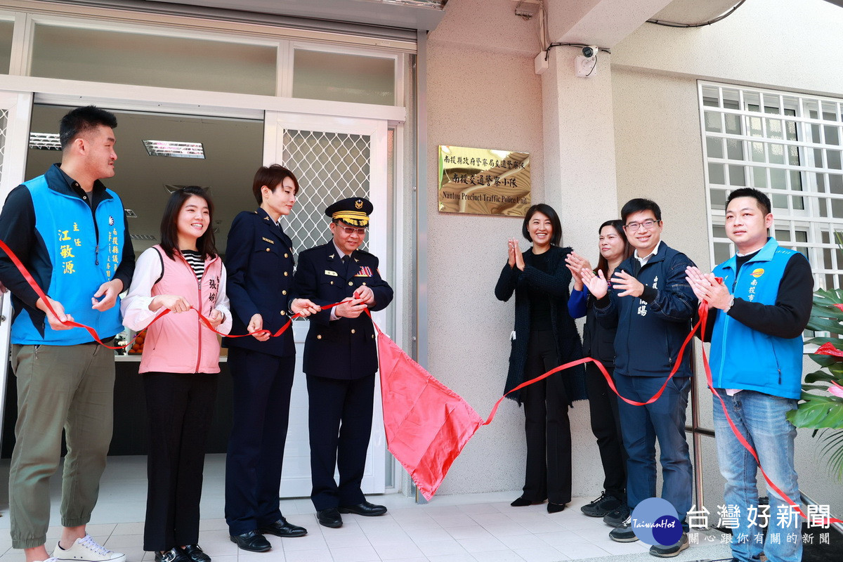 許縣長黃局長與來賓共同為半山所半廳舍修繕後揭牌。（縣府提供）