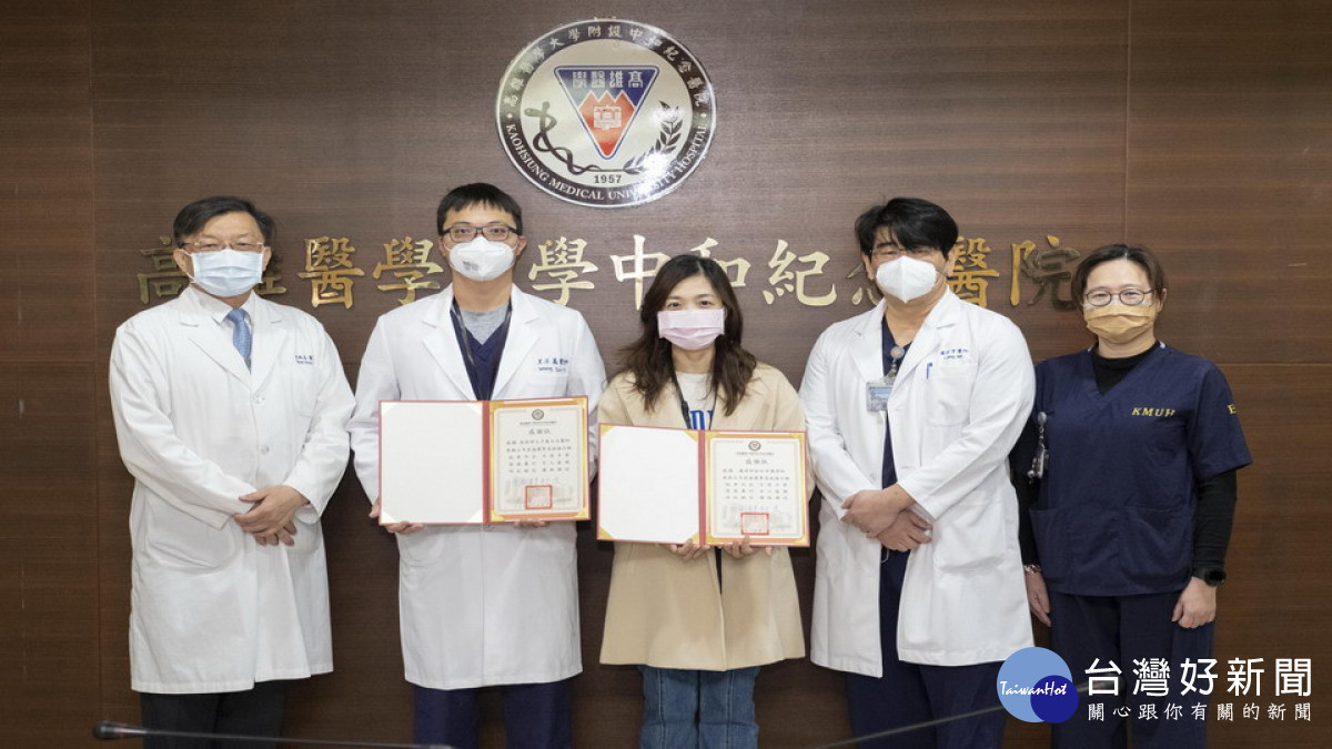 ▲高醫黃尚志副院長代表全院致贈感謝狀,感謝四位同仁的挺身而出、不畏辛勞。(圖/記者 許高祥 翻攝)