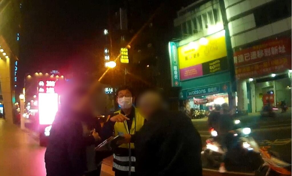 ▲ 83歲張姓老翁迷路街頭，緊張向處理交通事故員警求援 (圖/台中市警察局 提供)