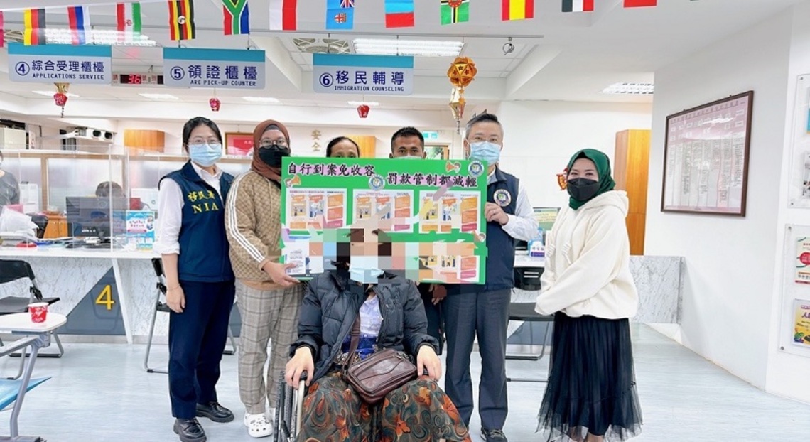 人道關懷 ~ 移民署宜蘭站隊協助重症印尼移工自行到案返鄉就醫