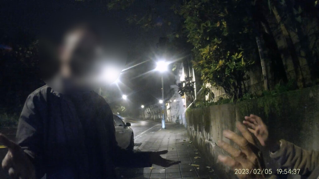 家屬到場時，陳翁情緒依舊激動，警方安撫其情緒平息雙方爭執