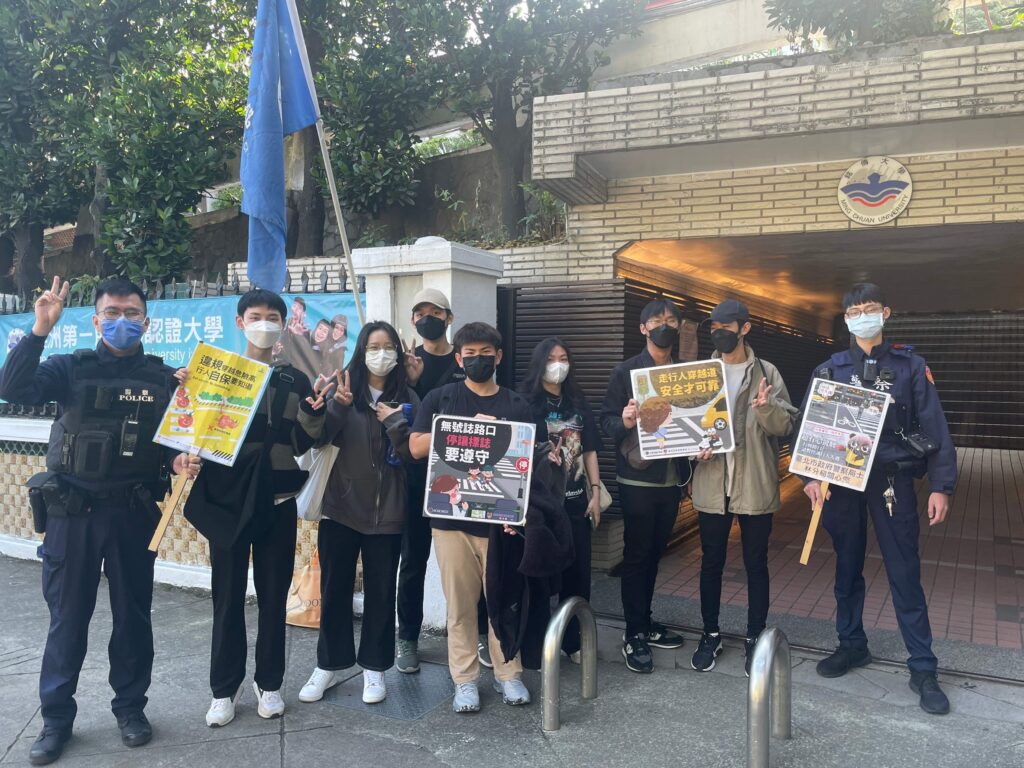 士林分局因此特別至銘傳大學校門口舉辦「校園年輕機車族群交安宣導快閃」活動