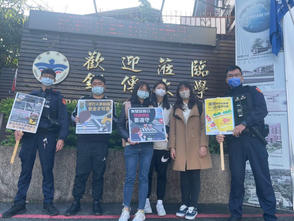 士林分局因此特別至銘傳大學校門口舉辦「校園年輕機車族群交安宣導快閃」活動