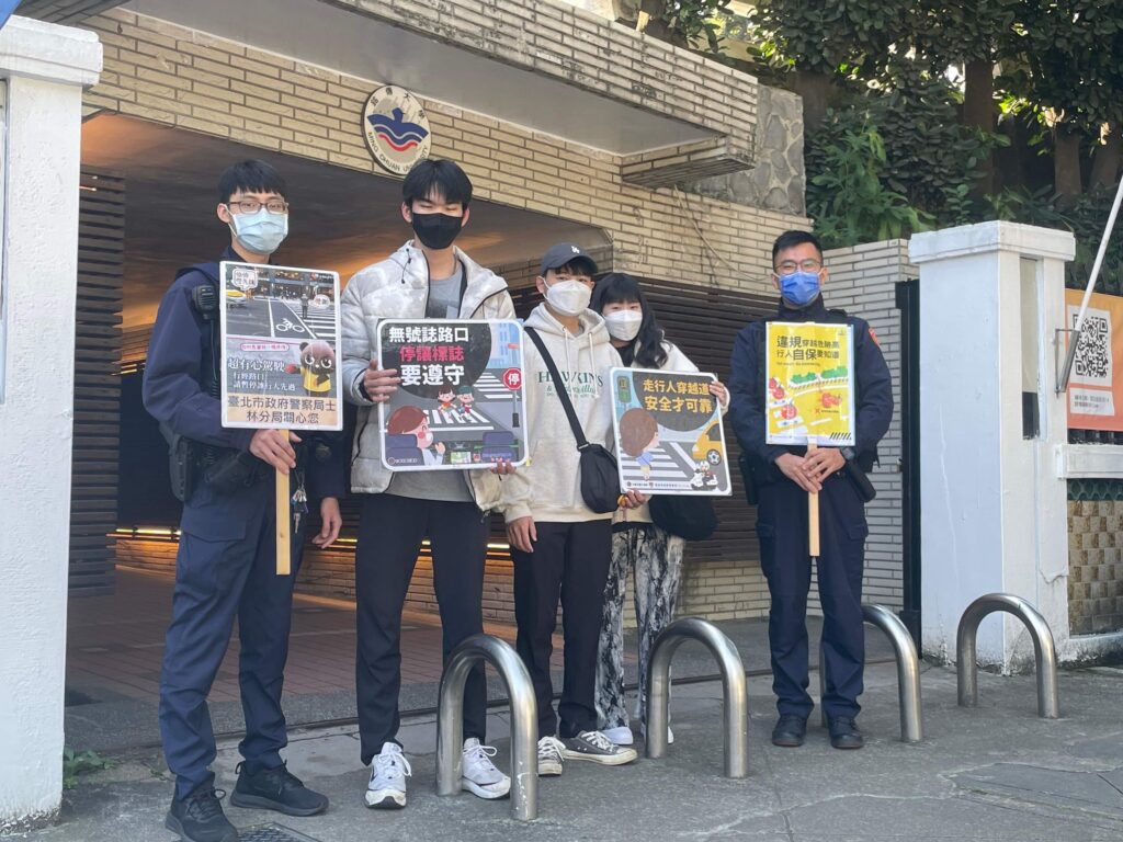 士林分局因此特別至銘傳大學校門口舉辦「校園年輕機車族群交安宣導快閃」活動