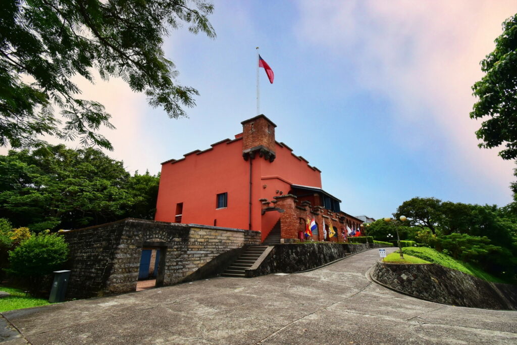 憑淡水古蹟博物館門票，可至淡水紅毛城、小白宮以及滬尾礟臺參觀。