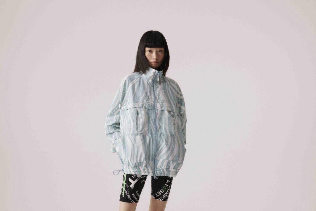 adidas by Stella McCartney春夏系列同步推出自然線條印花設計，勾勒出地形起伏層疊變化
