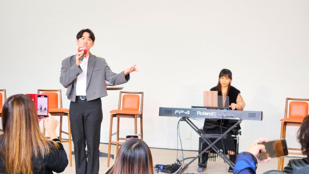 音樂劇歌手周家寬以《酒店》〈Willkommen〉一曲獻唱開場。(圖/陳惠玲攝影)