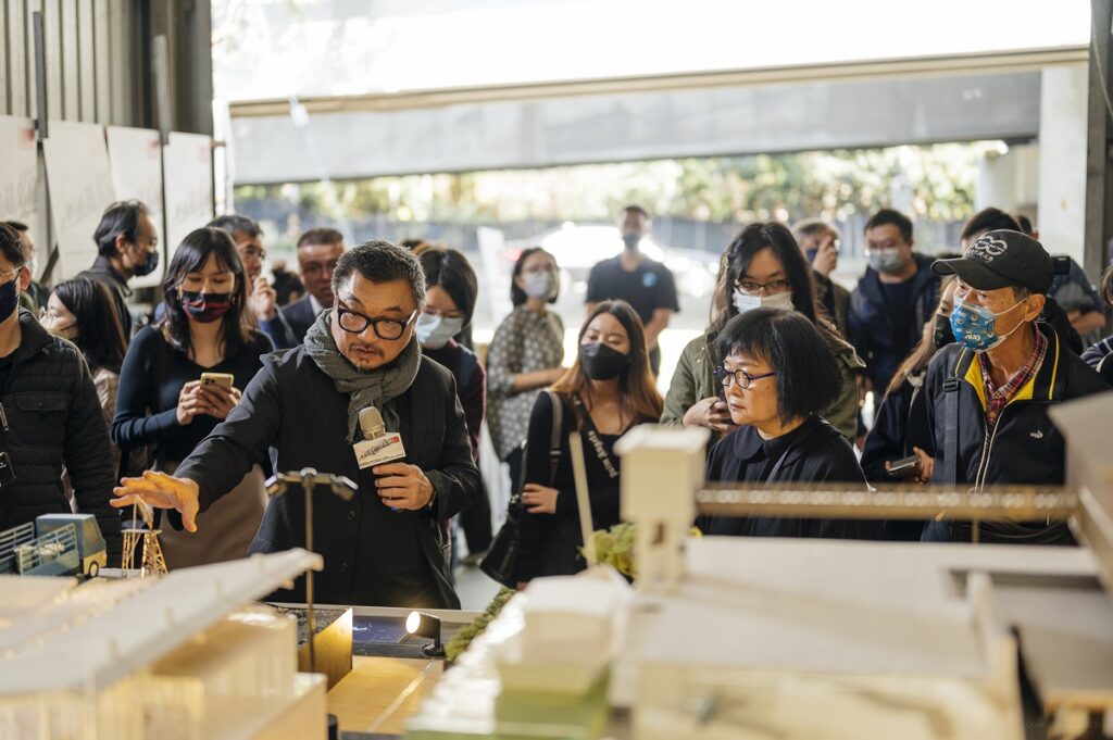 1比1組裝記者會現場照片-策展人導覽。(圖/國美館提供)