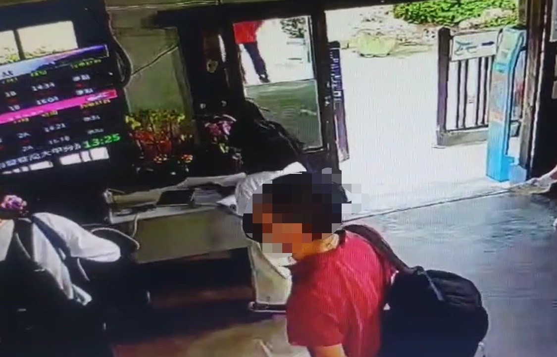 ▲大甲警循線掌握詐欺犯嫌身影,在竹南火車站攔下車手嫌犯 (圖/台中大甲分局 提供)