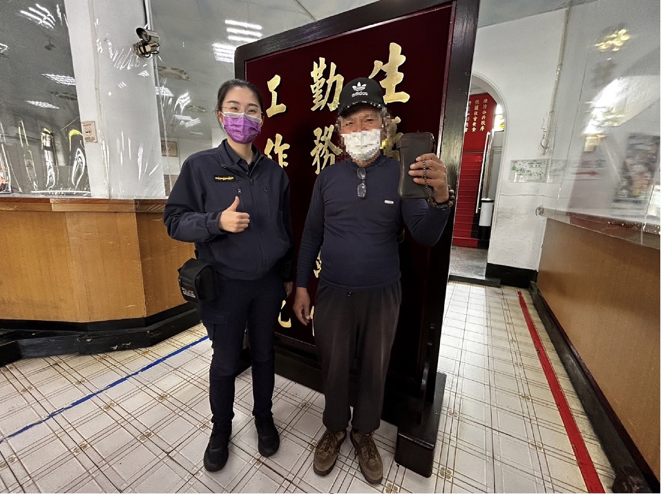 ▲ 戴男至派出所領回遺失的皮夾,激動地向員警與拾獲人致謝 (圖/台中市警察局 提供)