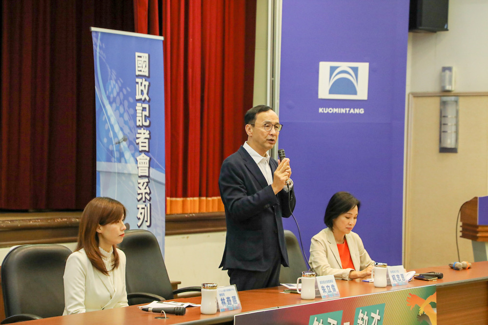國民黨智庫國政基金會17日召開「缺工又缺才，台灣未來怎麼辦？」記者會，指台灣面臨缺工缺才又缺水缺電，趕不上後疫情時代的景氣復甦。