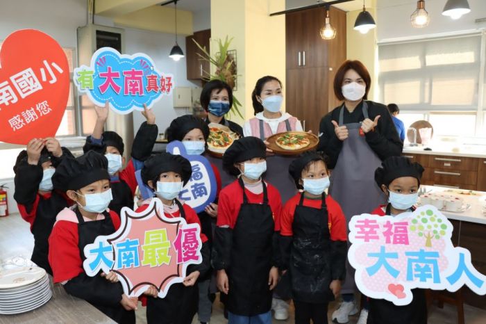 大南國小食農教育課程　苗縣長夫人與小朋友一起動手窯烤披薩