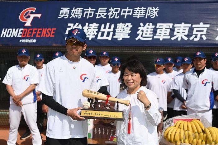 中華隊練習賽嘉義市開打 黃敏惠市長送上「強棒出擊」祝福旗開得勝
