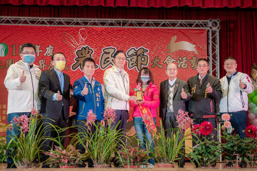桃園市長張善政頒獎表揚傑出農友楊雨涵。(圖/桃園市政府提供)