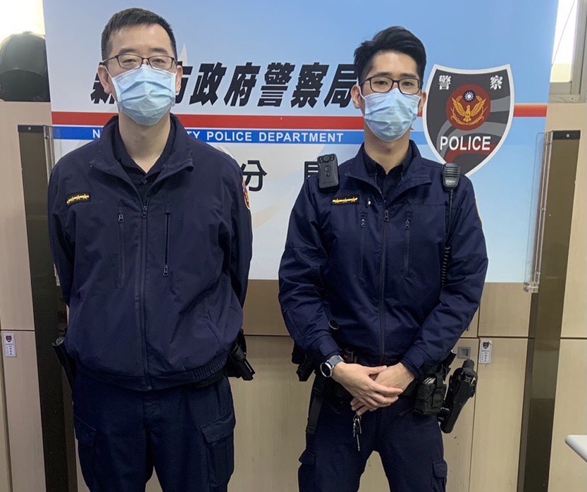 板橋後埔所員警李睿勳(左)吳佳澤(右)識破毒蟲假打公共電話。(記者戴昱弘翻攝)