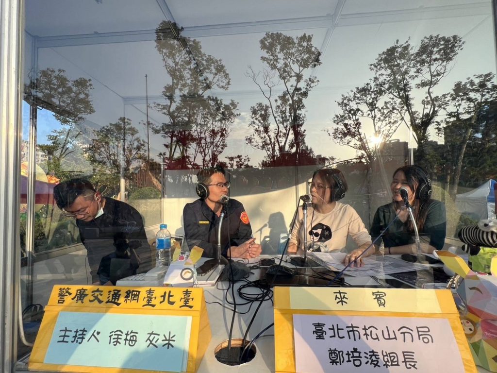松山分局燈會直播現場宣導高齡行人交安。(記者林傑森翻攝)