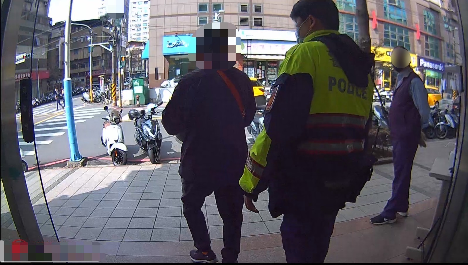 海山警護送提領鉅款民眾安全返家。(記者戴昱弘翻攝)