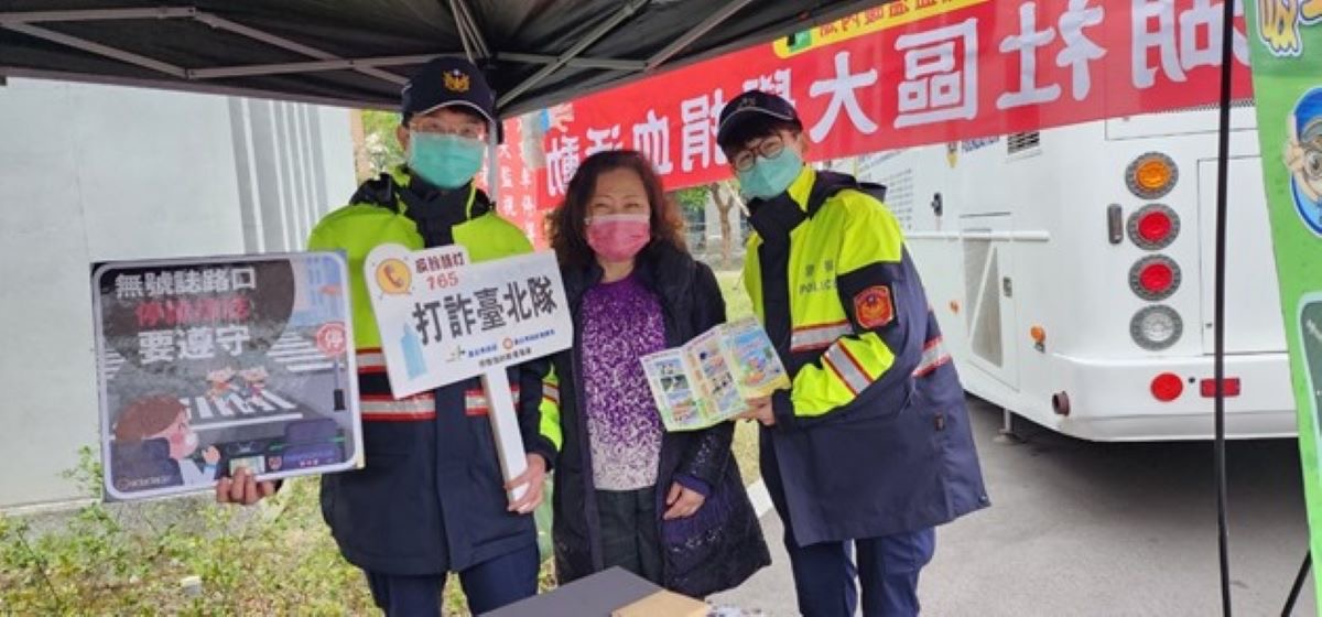 內湖波麗士與民眾宣導交通安全及防詐。(記者宋紹誠翻攝)