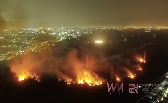 曾文溪畔野草狂燒　「人力打火」累翻消防員