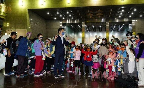 蔣萬安接待陽明教養院院生及寄養家庭兒童參觀燈會 贈與小兔存錢筒