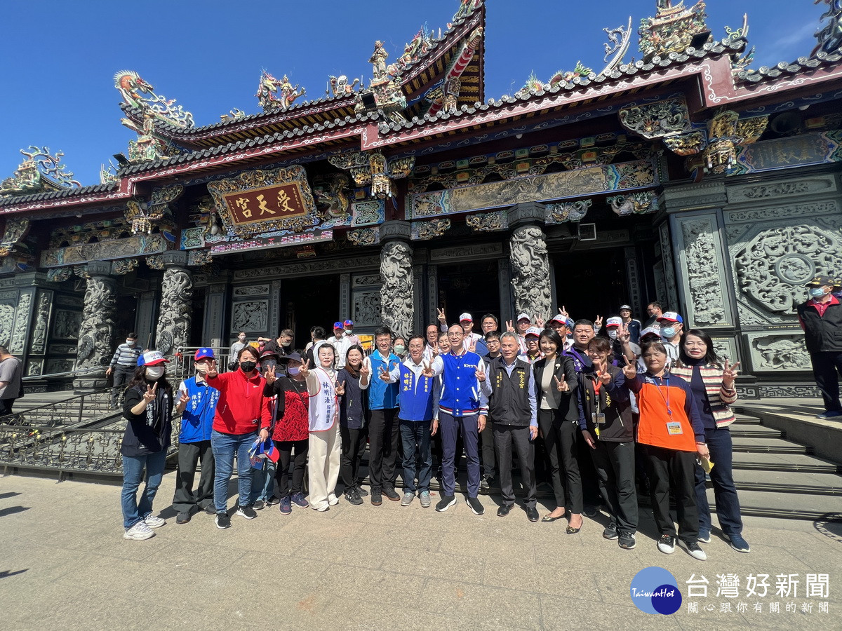 朱主席林明溱等一行到受天宮上香。(林明溱競總提供)