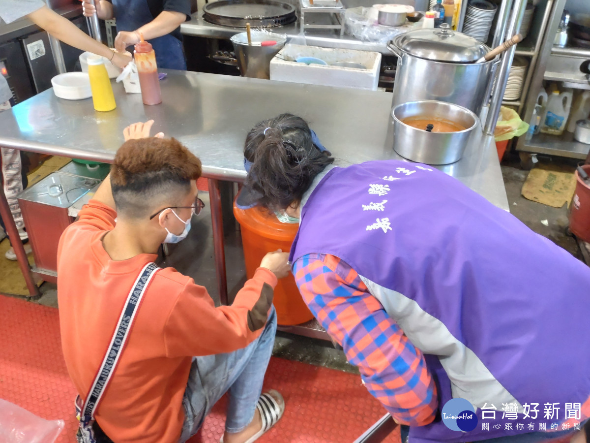 嘉義縣衛生局針對沿海14家自助鮮烤生蚵店家啟動專案輔導稽查/陳致愷翻攝
