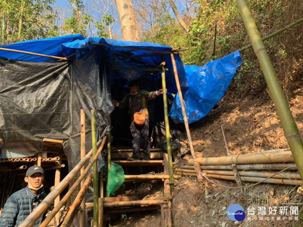 警方在清查山區草工寮時發現臺灣扁柏5塊,研判應為山老鼠所棄置。