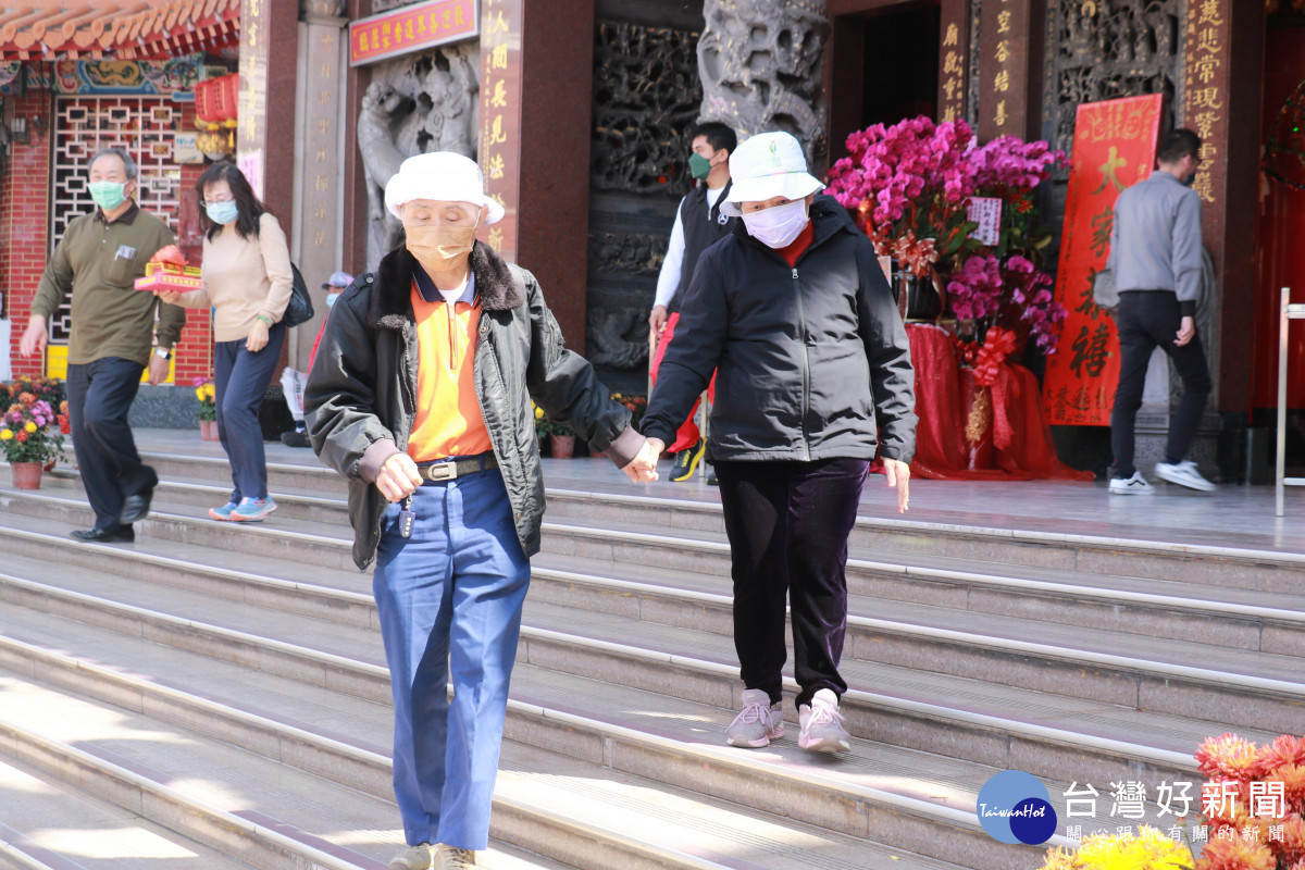 家屬張先生(左)很感謝慈濟的安排,讓夫妻倆可以安心出遊。
