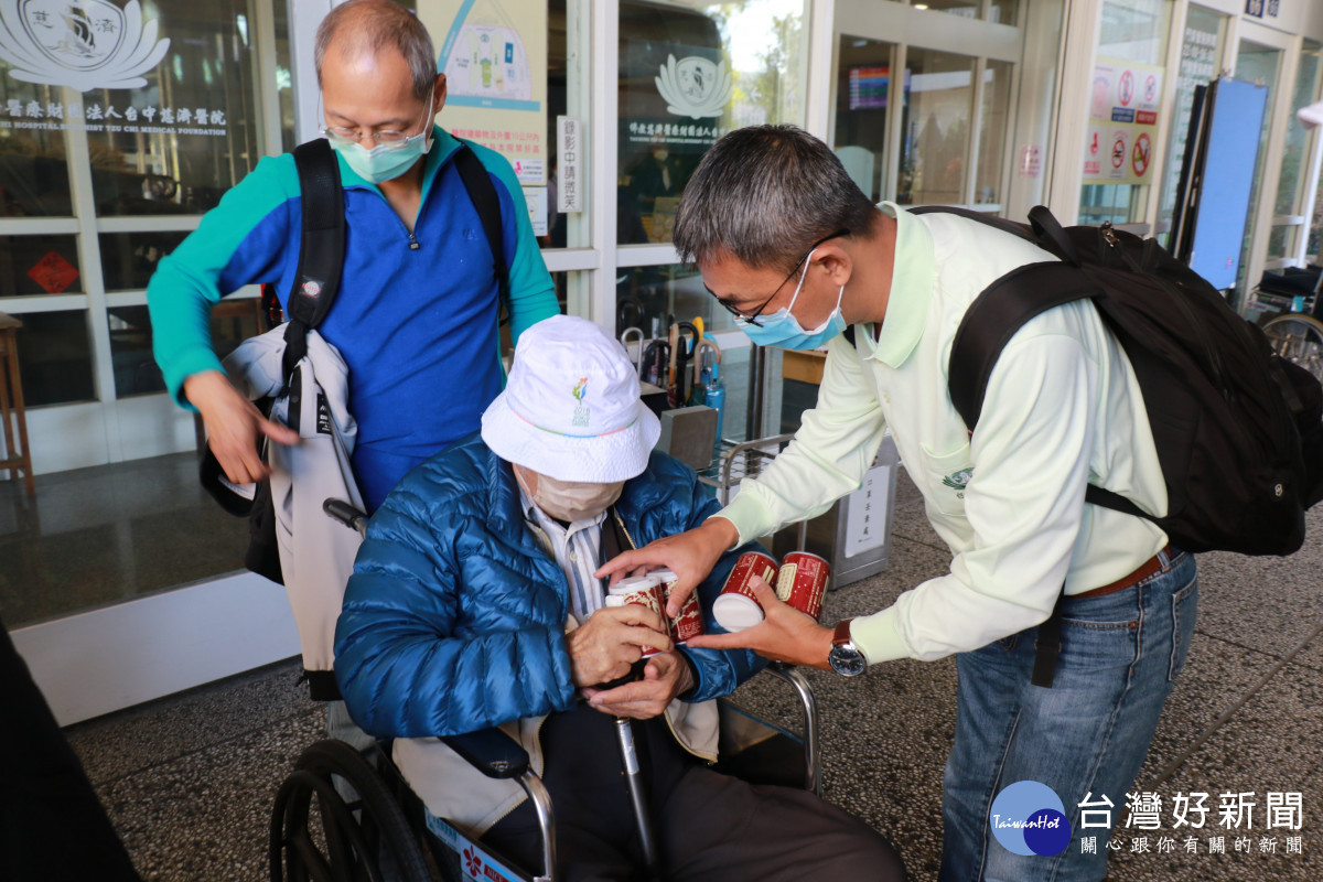 神經內科醫師傅進華(右)鼓勵家屬多帶失智長輩外出,可有效延緩症狀。