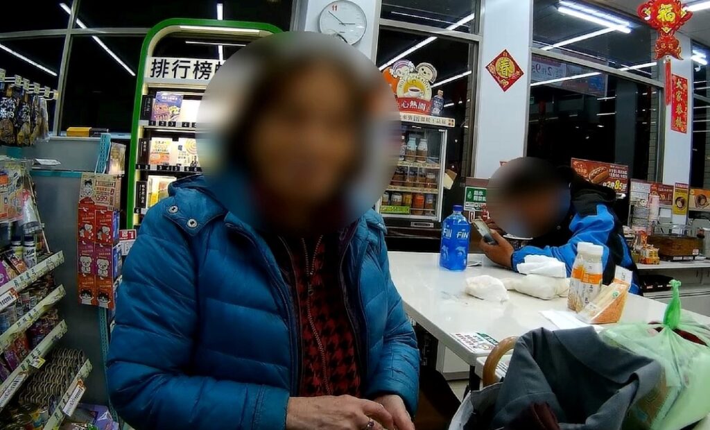 ▲ 阿嬤在超商內痴痴等待25歲叔叔現身,員警獲報前往協助 (圖/台中市警察局 提供)