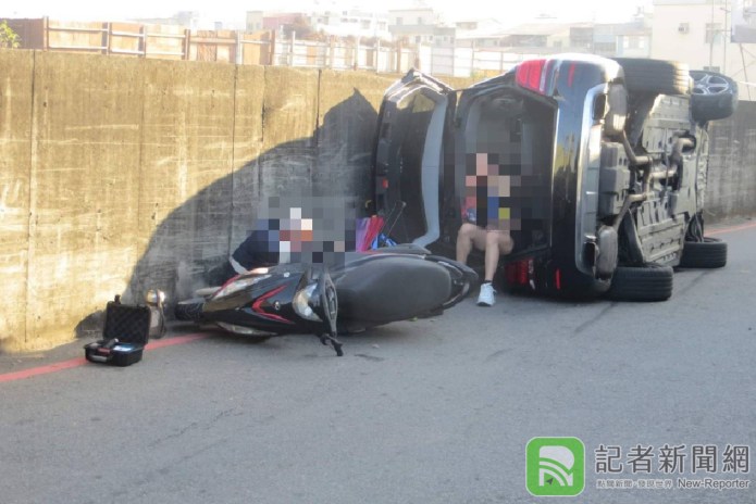 道路縮減沒在看 休旅車撞上圍牆側翻不偏不倚壓中路過騎士