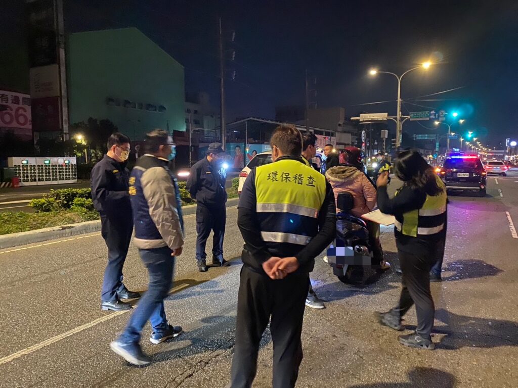 樹林警方為杜絕改裝汽機車夜間噪音擾人清夢,昨(17)日聯合新北市政府環保局於夜間時段在轄內大安路執行噪音、改裝車輛稽查