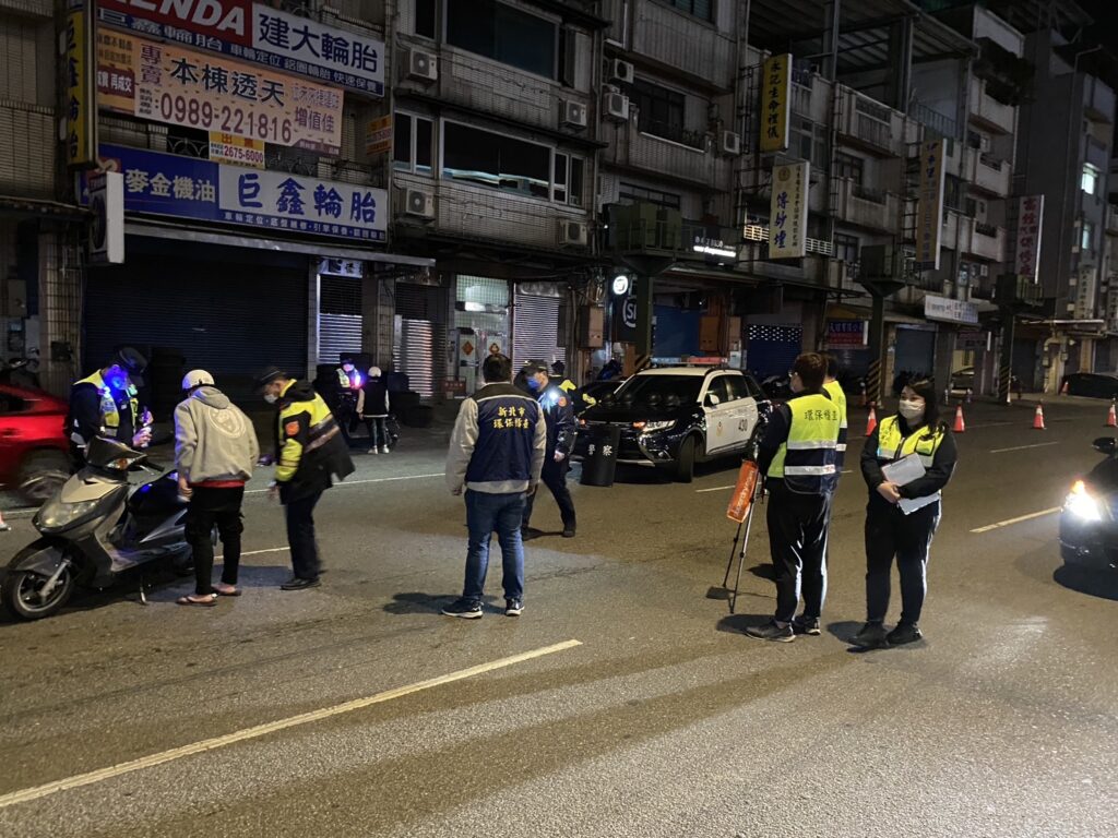樹林警方為杜絕改裝汽機車夜間噪音擾人清夢,昨(17)日聯合新北市政府環保局於夜間時段在轄內大安路執行噪音、改裝車輛稽查
