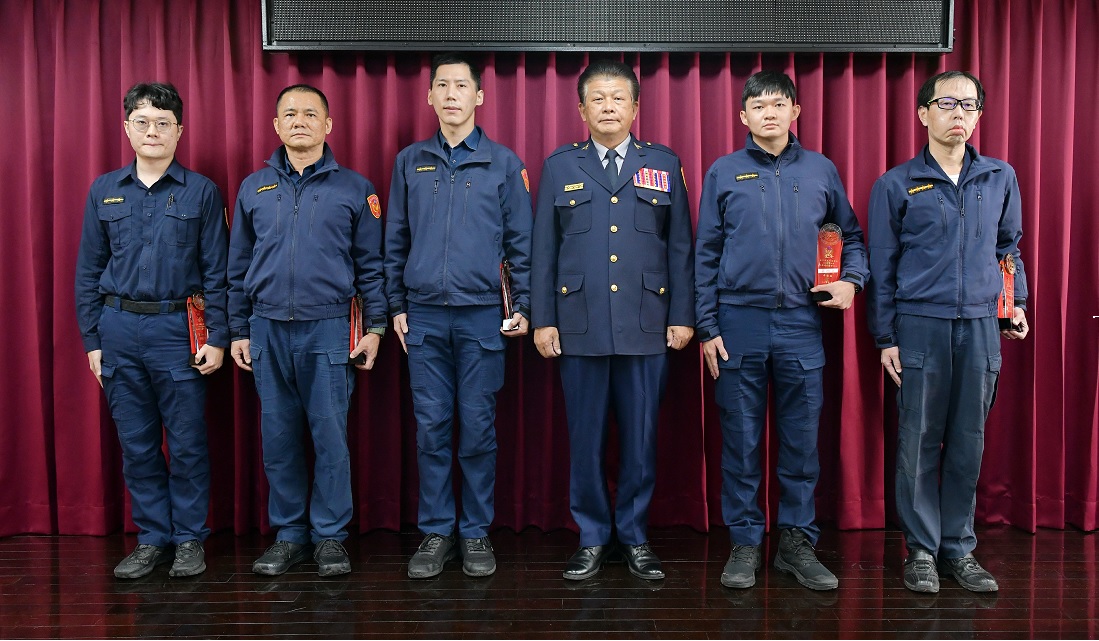 ▲ 中市警察局頒發第4季失蹤協尋達人獎座給5位獲獎員警 (圖/台中市警察局 提供)