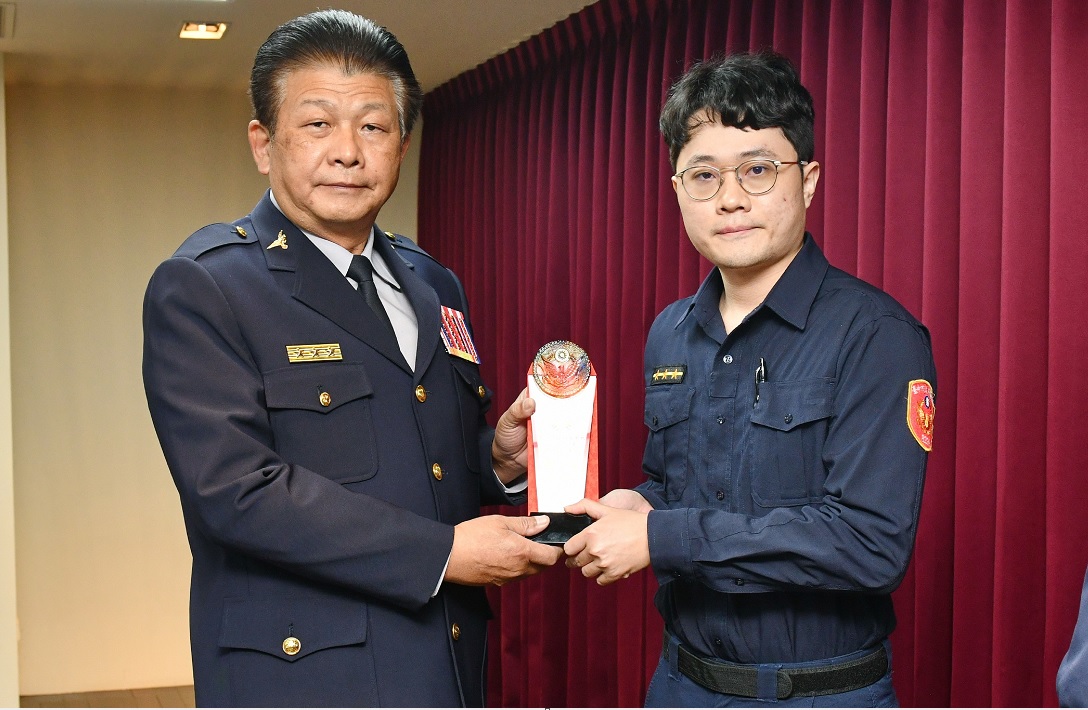 ▲ 中市警察局長李文章親自頒發失蹤人口協尋達人獎座          (圖/台中市警察局 提供) 