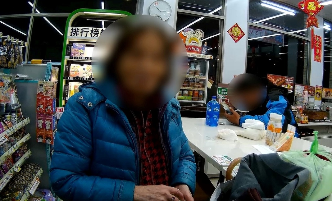 ▲ 阿嬤在超商內痴痴等待25歲叔叔現身，員警獲報前往協助 (圖/台中市警察局 提供)