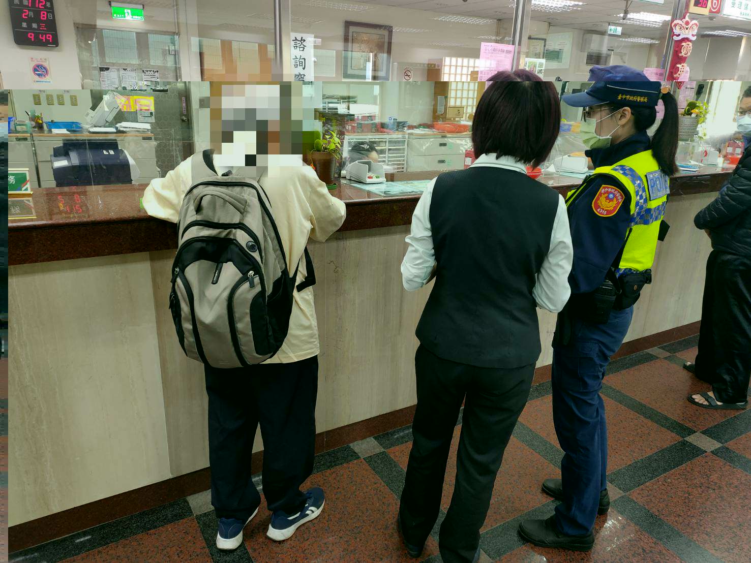 ▲ 中警南屯派出所獲報疑似有老翁遭詐騙,員警趕往協助 (圖/台中市警察局 提供)
