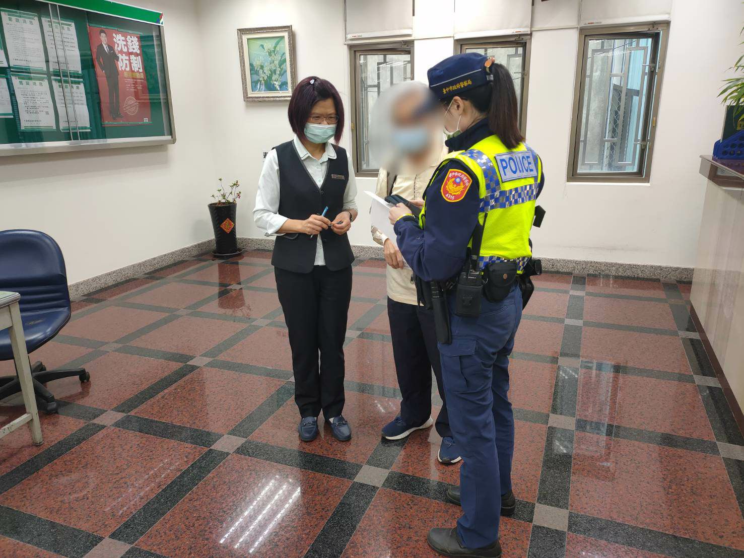 ▲ 在員警與郵局經理勸說下,吳翁才恍然大悟遭到「假檢警」詐騙 (圖/台中市警察局 提供)