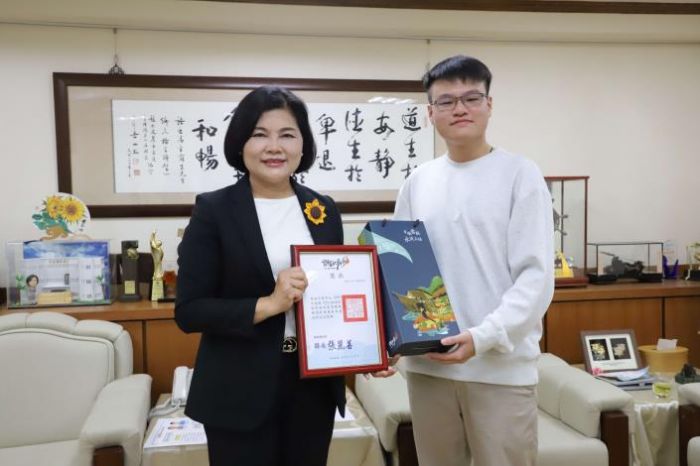雲林子弟勇奪德國紐倫堡發明展銀牌　張麗善接見蔡翔宇表揚